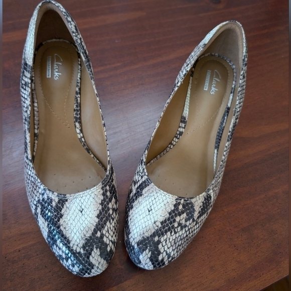 ✨ Clarks Women’s Faux Leather Wedge Pumps – 9.5M, Reptile Print Comfort Heels 👠 - Picture 2 of 11
